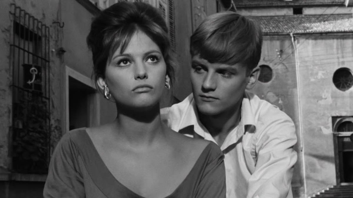 girl-with-a-suitcase-1-fr-1763564109