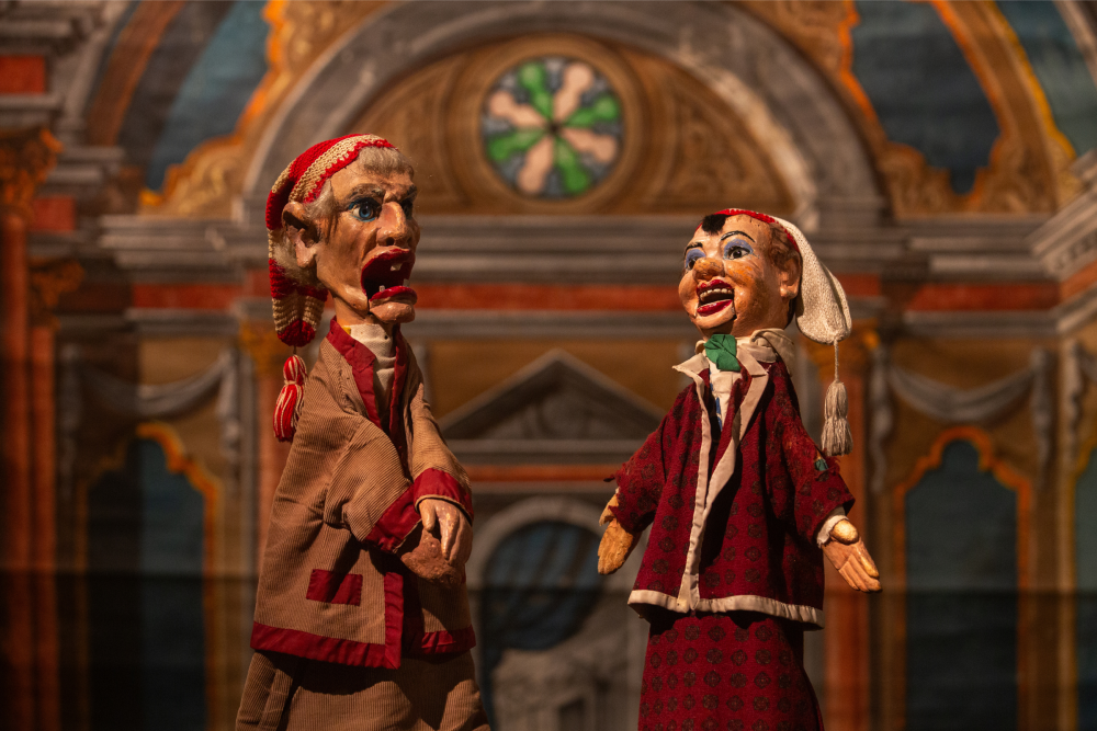 “Les fils des merveilles : âmes de bois, gardiennes de rêves et mémoires de papier” – Exhibition by Teatro Del Drago